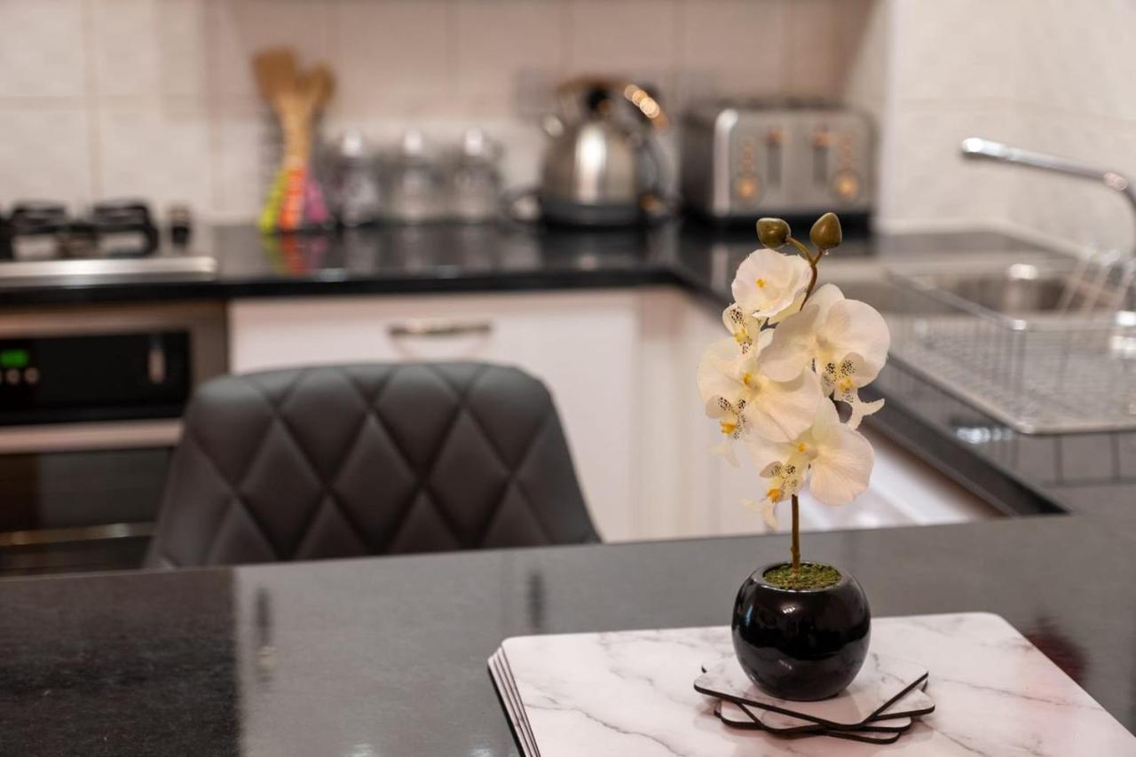 80 Clayburn By Incredible Stay Peterborough Extérieur photo
