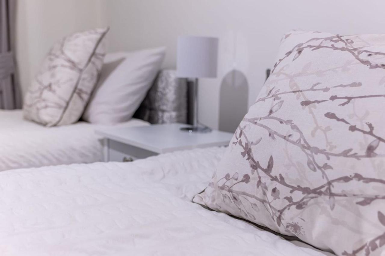 80 Clayburn By Incredible Stay Peterborough Extérieur photo